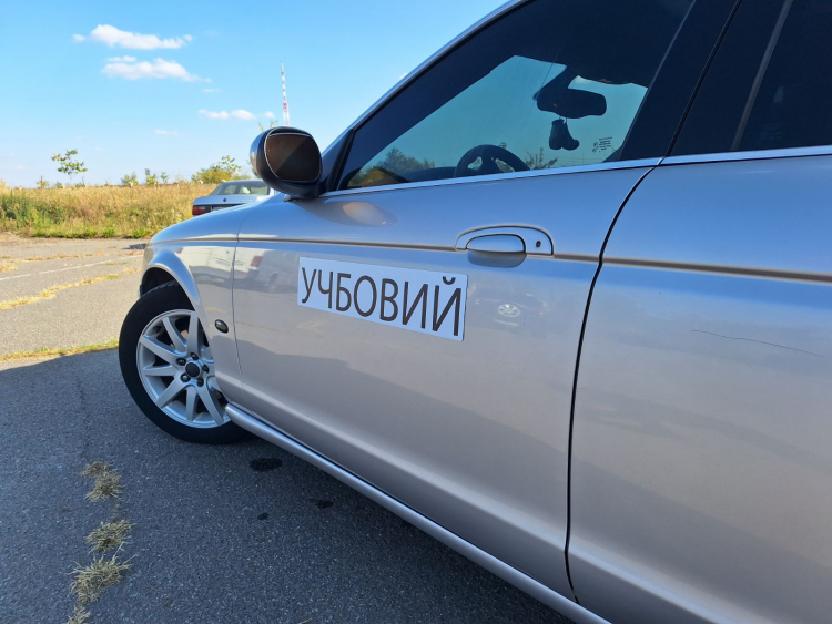 МАГНІТНА НАЛІПКА "УЧБОВИЙ" БІЛИЙ НА АВТОМОБІЛЬ 57/12СМ
