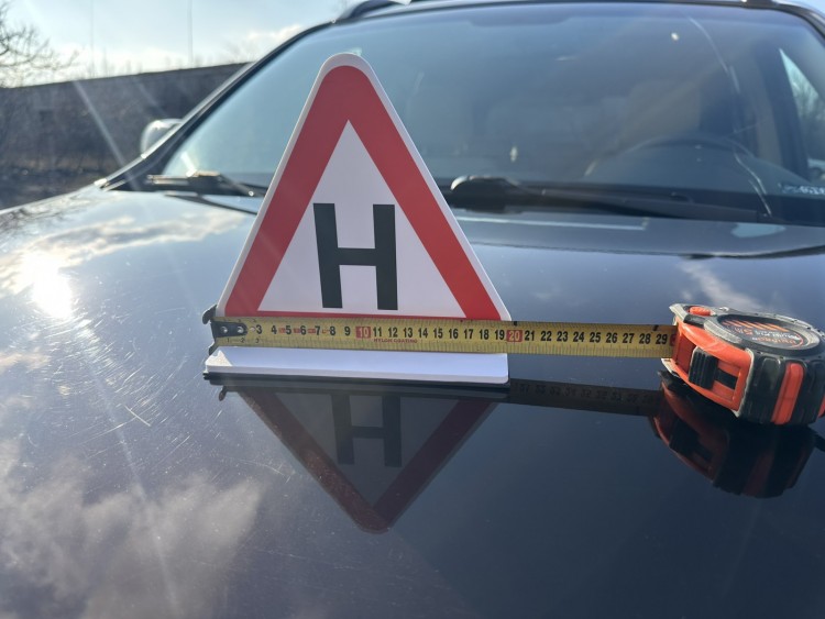 ЗНАК "Н" (сторона 20 см) ОБ'ЄМНИЙ НА КРИШУ АВТО НА МАГНІТІ ЗЙОМНИЙ
