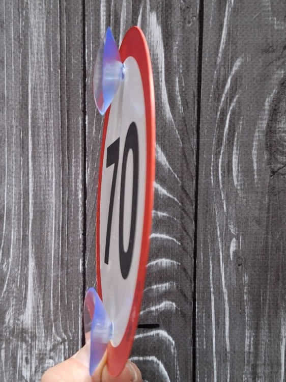 Знак на авто "70" на 2-х присосках зйомний (пластиковий)